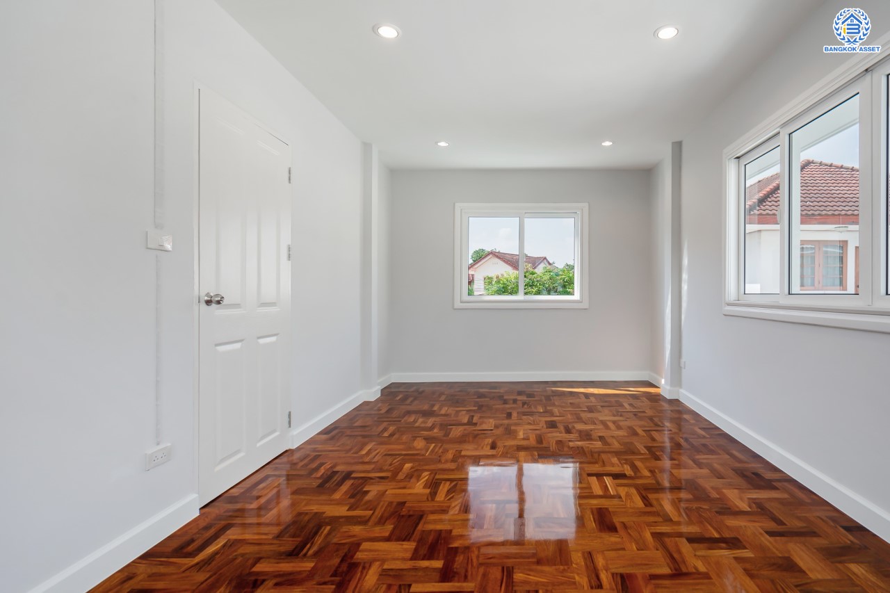 บ้านมือสองตกแต่งใหม่ คุณภาพแบรนด์ LH ม.ชลลดา บางบัวทอง เนื้อที่ 62 ตร.ว. ตกแต่งหรูหรา ฟังก์ชันจัดเต็ม 3 ห้องนอน 2 ห้องน้ำ จอดรถได้ 2 คัน พร้อม Facilities ครบ! บนทำเลคุณภาพ เชื่อมต่อได้หลายเส้นทาง ใกล้เซ็นทรัลเวสต์เกต และรถไฟฟ้า "สถานีบางพลู"